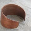 Lexa – Prémium Sötét Diófa Karkötő, Kézzel Hajlított Kivitelben, Lexa premium dark walnut wood bangle Lexa sötét diófa karkötő kézzel hajlítva – Veneradesign prémium fa ékszer Lexa premium dark walnut hand-curved wooden bangle by Venera Design