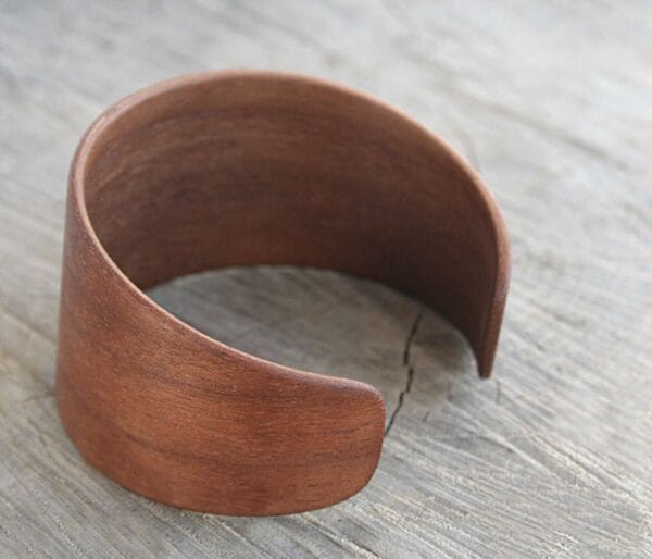 Lexa – Prémium Sötét Diófa Karkötő, Kézzel Hajlított Kivitelben, Lexa premium dark walnut wood bangle Lexa sötét diófa karkötő kézzel hajlítva – Veneradesign prémium fa ékszer Lexa premium dark walnut hand-curved wooden bangle by Venera Design