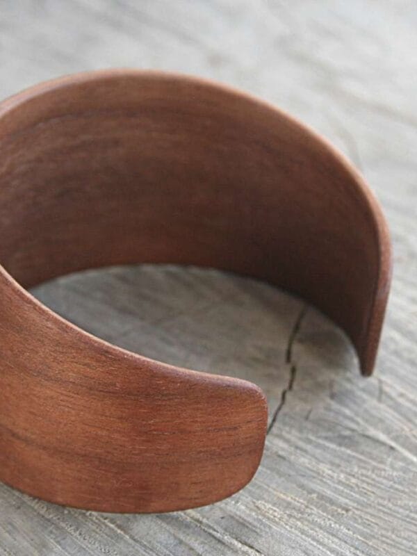 Lexa – Prémium Sötét Diófa Karkötő, Kézzel Hajlított Kivitelben, Lexa premium dark walnut wood bangle Lexa sötét diófa karkötő kézzel hajlítva – Veneradesign prémium fa ékszer Lexa premium dark walnut hand-curved wooden bangle by Venera Design