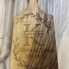 Vágódeszka esküvőre Személyre szabott gravírozott fa vágódeszka és kínáló Keresztes családnévvel, Elvira és Tamás nevével, esküvői dátummal és virágmintával.